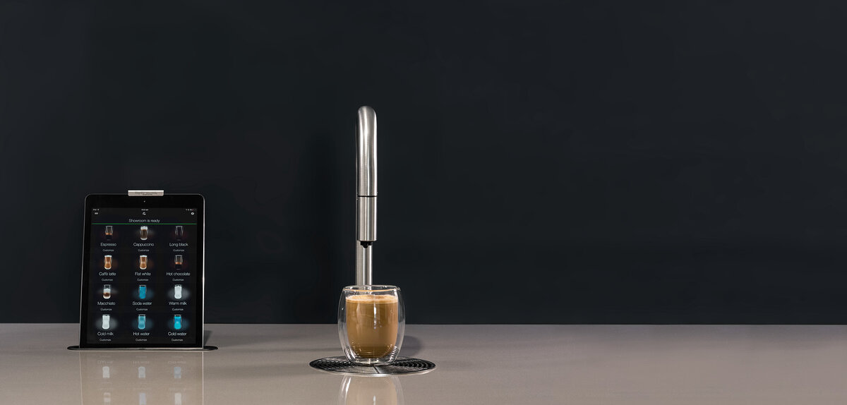 BewHub TopBrewer coffee machine with tempered glass mug and iPad